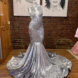 Selling a prom dress !